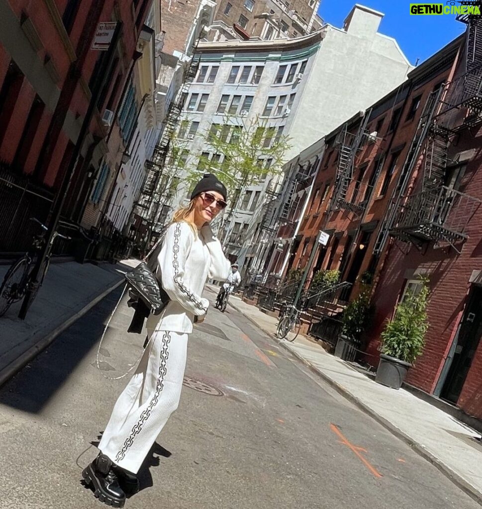 Jennifer Finnigan Instagram - Happy girl in NYC ☺️😎 #nyc #iloveny West Village
