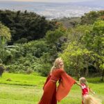 Jennifer Finnigan Instagram – Total photo fail posing with my crazy little nugget 🤪😍🌸🌸 Thanks for trying @jonnysilverman ;)
#Hawaii #nutridgeestate #luau