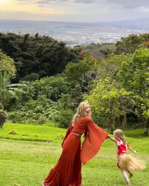 Jennifer Finnigan Instagram - Total photo fail posing with my crazy little nugget 🤪😍🌸🌸 Thanks for trying @jonnysilverman ;)
#Hawaii #nutridgeestate #luau