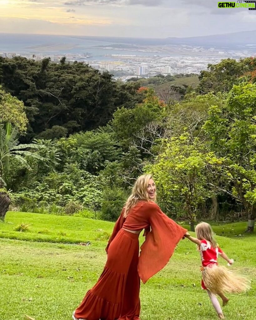 Jennifer Finnigan Instagram - Total photo fail posing with my crazy little nugget 🤪😍🌸🌸 Thanks for trying @jonnysilverman ;) #Hawaii #nutridgeestate #luau