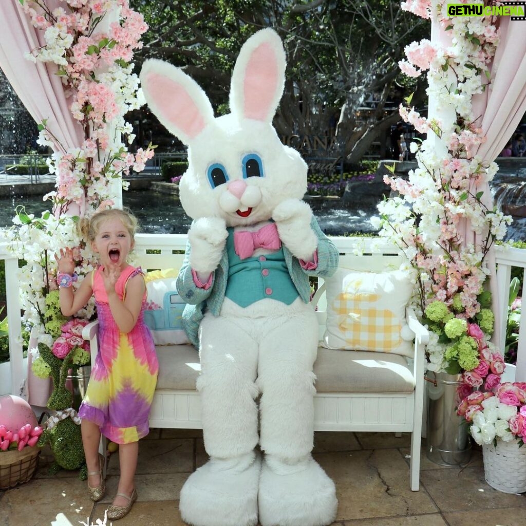 Jennifer Finnigan Instagram - I told EJ to do an “Easter Bunny Pose” (whatever that is), and this is what she came up with ☝🏼😝 (also notice she keeps a healthy distance from the giant Bunny 😳) Happy Easter and Happy Passover everyone!!!! 💕🐰💕🐰💕🐰 #happyeaster #happypassover Los Angeles, California