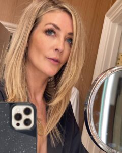 Jennifer Finnigan Instagram - Hotel. Bathroom. Lighting. Am I right?!?! #ivehadthreemartinis #vegasbaby #notoddlerfortwonights Las Vegas, Nevada
