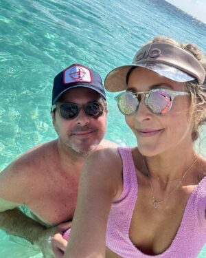 Jennifer Finnigan Instagram - Beachin’ 💙😊😎💙 ps check out that water in the third pic!!