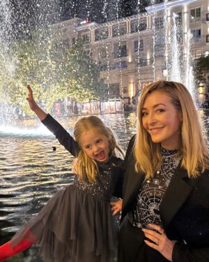 Jennifer Finnigan Instagram - So many great memories this Holiday week…family time, theme parks, a circus, dinner theatre, Christmas tree shopping…I was always a cheeseball about the holidays, but it’s all so much more special watching it through my daughter’s eyes. Seriously, I caught myself the other day, missing most of a play because all I was doing was watching EJ’s reaction! 
2022 has been a difficult year for many, and ours was no exception. It’s been a rough one. So we are very grateful for these precious times…for these moments of simple joys and togetherness.
Oh, and also grateful that school is back tomorrow?! 😝❤️🙏🏻