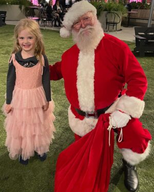 Jennifer Finnigan Instagram - So many great memories this Holiday week…family time, theme parks, a circus, dinner theatre, Christmas tree shopping…I was always a cheeseball about the holidays, but it’s all so much more special watching it through my daughter’s eyes. Seriously, I caught myself the other day, missing most of a play because all I was doing was watching EJ’s reaction! 
2022 has been a difficult year for many, and ours was no exception. It’s been a rough one. So we are very grateful for these precious times…for these moments of simple joys and togetherness.
Oh, and also grateful that school is back tomorrow?! 😝❤️🙏🏻