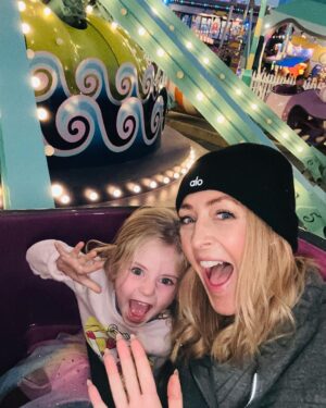 Jennifer Finnigan Instagram - So grateful for my little fam today. Had the greatest day at EJ’s first theme park yesterday!!! She was so brave!!! 
Happy Thanksgiving to you and yours, may your holiday be filled with love and health and joy and laughter!!!!! 🦃🍁 🥧 🧡💛🤎 #happythanksgiving