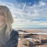 Jennifer Finnigan Instagram - Coolest filming location EVER. The Bay of Fundy has the fastest rising tides in the world!! It’s also a UNESCO World Heritage Site because its beaches and shorelines have “the world’s most complete fossil record of life 300 million years ago”. The last pic is what the shoreline (and water level) looked like when I first started filming, and the video I took is from less than 2 hrs later. Amazing!!!!! #novascotia #novascotiatravel #bayoffundy @moonshineseries Bay Of Fundy Nova Scotia
