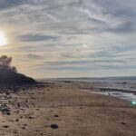 Jennifer Finnigan Instagram - Coolest filming location EVER. The Bay of Fundy has the fastest rising tides in the world!! It’s also a UNESCO World Heritage Site because its beaches and shorelines have “the world’s most complete fossil record of life 300 million years ago”. The last pic is what the shoreline (and water level) looked like when I first started filming, and the video I took is from less than 2 hrs later. Amazing!!!!! #novascotia #novascotiatravel #bayoffundy @moonshineseries Bay Of Fundy Nova Scotia