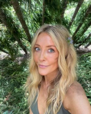 Jennifer Finnigan Instagram - Going for forest fairy 🧚 🌲 🍃 #moonshine @moonshineseries 🎥