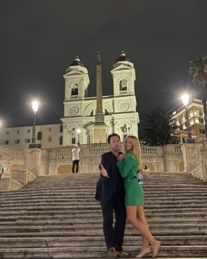 Jennifer Finnigan Instagram - We’re Italian models now.
(@jonnysilverman what are we doing?!? 🤦🏼‍♀️) 📸: @drewjrausch