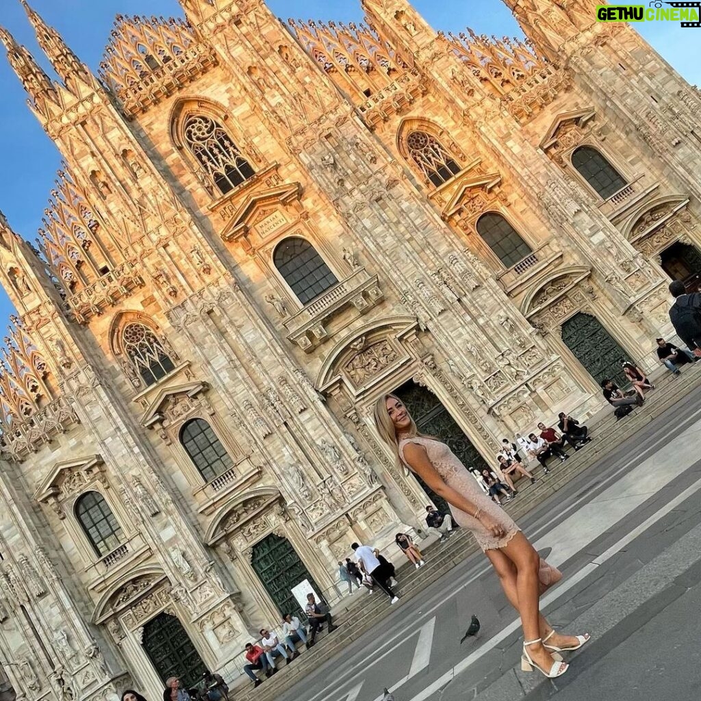 Jennifer Finnigan Instagram - 2022 has been one of the hardest years I can remember. We so badly needed a little adventure, so…..Ciao Italia, it’s so good to see you again!! Doesn’t matter how many times I’ve been here, it always takes my breath away. SO grateful to be back. 😍 🇮🇹 #italy #milan #travel #duomomilano nice 📸 skills @jonnysilverman ;) Piazza del Duomo (Milano)