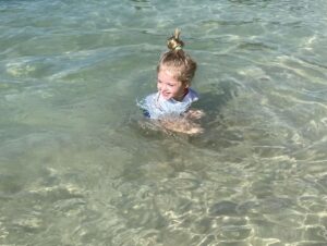 Jennifer Finnigan Instagram - #throwback to last week…..When the parents get 4 hours by themselves thanks to «Kids Club » you can find us at the Adult Pool 🙌🏼 Second pic is back in family mode ;) #hawaii #springbreak #hawaiivacation