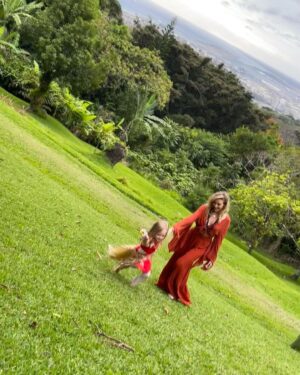 Jennifer Finnigan Instagram - Total photo fail posing with my crazy little nugget 🤪😍🌸🌸 Thanks for trying @jonnysilverman ;)
#Hawaii #nutridgeestate #luau