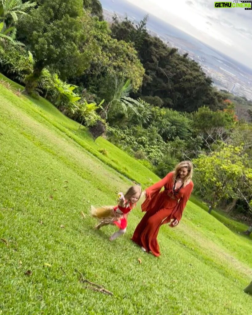 Jennifer Finnigan Instagram - Total photo fail posing with my crazy little nugget 🤪😍🌸🌸 Thanks for trying @jonnysilverman ;) #Hawaii #nutridgeestate #luau