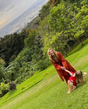 Jennifer Finnigan Instagram - Total photo fail posing with my crazy little nugget 🤪😍🌸🌸 Thanks for trying @jonnysilverman ;)
#Hawaii #nutridgeestate #luau