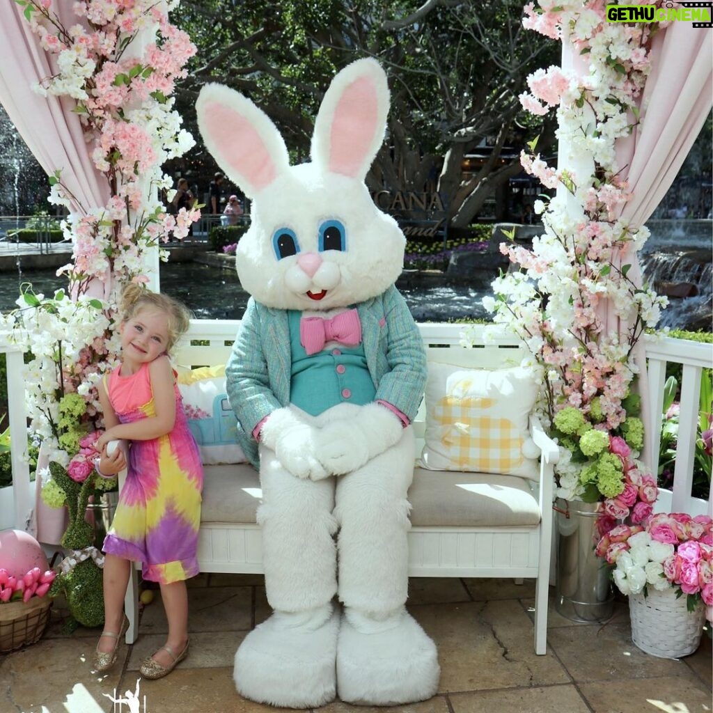 Jennifer Finnigan Instagram - I told EJ to do an “Easter Bunny Pose” (whatever that is), and this is what she came up with ☝🏼😝 (also notice she keeps a healthy distance from the giant Bunny 😳) Happy Easter and Happy Passover everyone!!!! 💕🐰💕🐰💕🐰 #happyeaster #happypassover Los Angeles, California