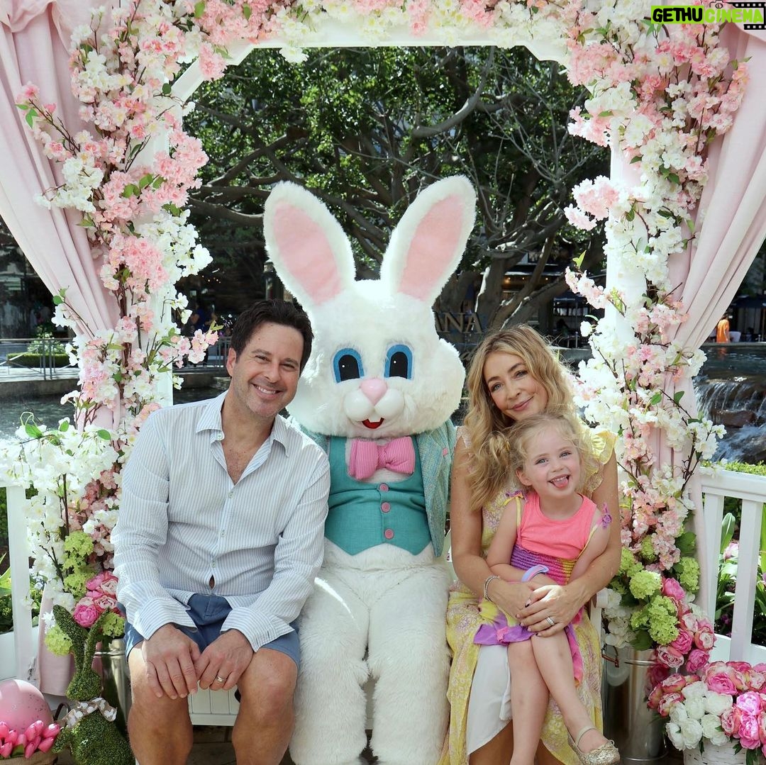 Jennifer Finnigan Instagram - I told EJ to do an βEaster Bunny Poseβ (whatever that is), and this is what she came up with βπΌπ (also notice she keeps a healthy distance from the giant Bunny π³) Happy Easter and Happy Passover everyone!!!! ππ°ππ°ππ° #happyeaster #happypassover Los Angeles, California