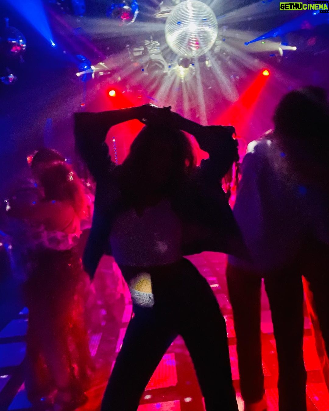 Jennifer Finnigan Instagram - Oh man. Bring back those Studio 54 days (yes, before my time…but I woulda been there dancin’ my boots off, wearing alllllll the fringe)….SO fun last night at #nightfeverLA being back out in the world, getting dressed up and dancing our cares away. Haven’t had a night like that in LA since pre-Covid days. Felt good ❤️🕺🏼💃🏼 @jfiproductions #studio54 #discofever #tequila Hollywood