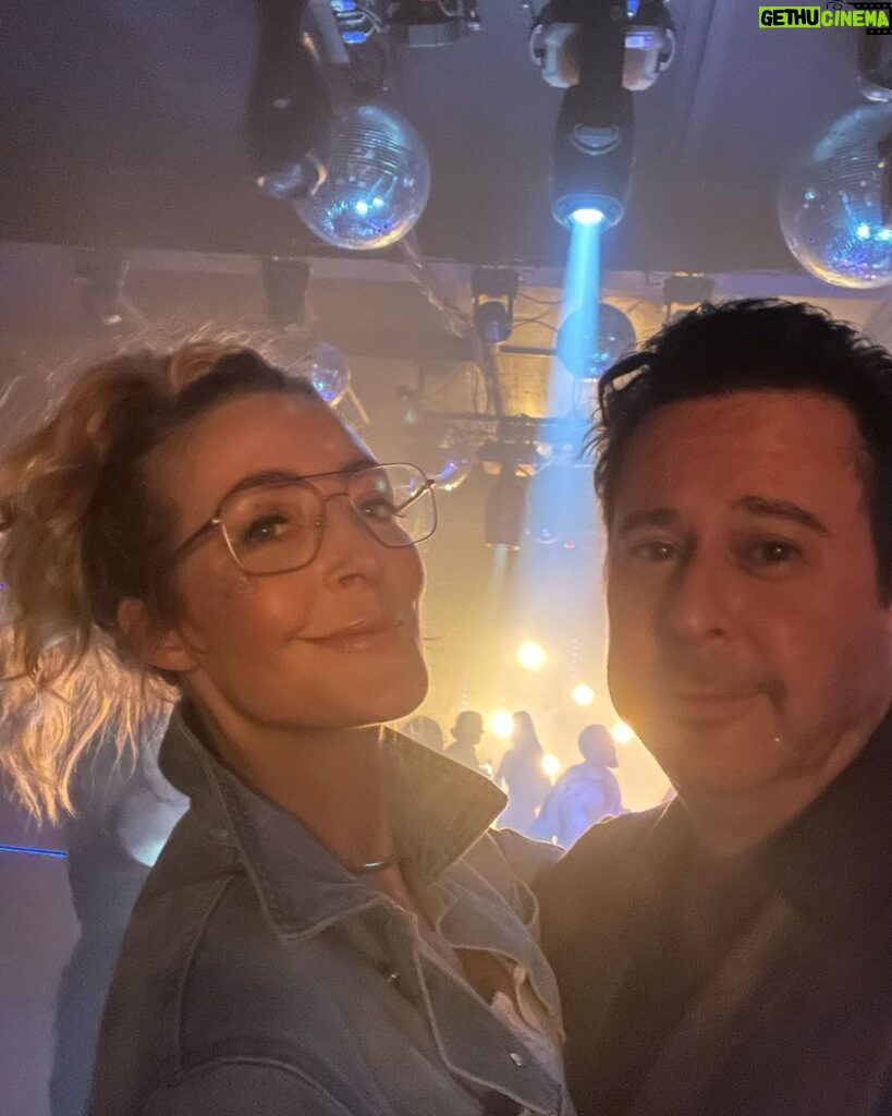 Jennifer Finnigan Instagram - Oh man. Bring back those Studio 54 days (yes, before my time…but I woulda been there dancin’ my boots off, wearing alllllll the fringe)….SO fun last night at #nightfeverLA being back out in the world, getting dressed up and dancing our cares away. Haven’t had a night like that in LA since pre-Covid days. Felt good ❤️🕺🏼💃🏼 @jfiproductions #studio54 #discofever #tequila Hollywood