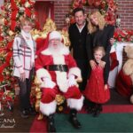 Jennifer Finnigan Instagram - Hey look! This year’s Santa pics aren’t awkward at all! OH WAIT…➡️🤦🏼‍♀️ Merry Christmas Eve everyone, sending lots of love and light out there, hope you’re surrounded by loved ones tonight, no matter what you celebrate ❤️🙏🏻❤️💚❤️💚 Los Angeles, California