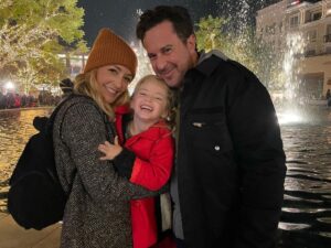 Jennifer Finnigan Instagram - Nothing in life makes me happier than when my kid is happy. Then my heart is full. ❤️❤️❤️ (that’s fake, LA, soap snow btw….but hey, works for me!)
