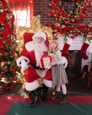 Jennifer Finnigan Instagram - Alllll the holiday fun and magic. So grateful for health and happiness going into the New Year. I’d love a nap though? Ya feel me 😝? Sending you all love and light tonight ❤️💚❤️ #merrychristmas #happyholidays #grateful