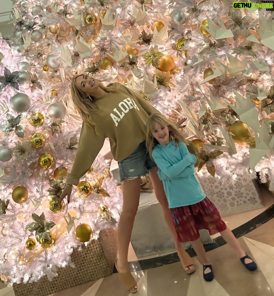 Jennifer Finnigan Instagram - Really nailed these Xmas tree shots…..until the next day when she was OVERRRR ITTTTT ➡️➡️ #aloha #melekalikimaka #holidayspirit #momyouresoembarrassing Four Seasons Resort O‘ahu at Ko Olina