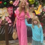 Jennifer Finnigan Instagram - Really nailed these Xmas tree shots…..until the next day when she was OVERRRR ITTTTT ➡️➡️ #aloha #melekalikimaka #holidayspirit #momyouresoembarrassing Four Seasons Resort O‘ahu at Ko Olina