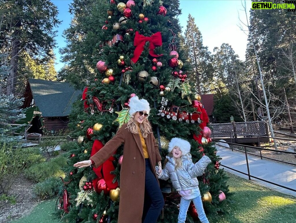Jennifer Finnigan Instagram - Happy Thanksgiving to you and yours!!!!!! Sending lots of love and light out there!!!!! ❤️🦃❤️🦃 Lake Arrowhead, California