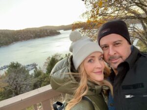 Jennifer Finnigan Instagram - Happy Thanksgiving to you and yours!!!!!! Sending lots of love and light out there!!!!! ❤️🦃❤️🦃