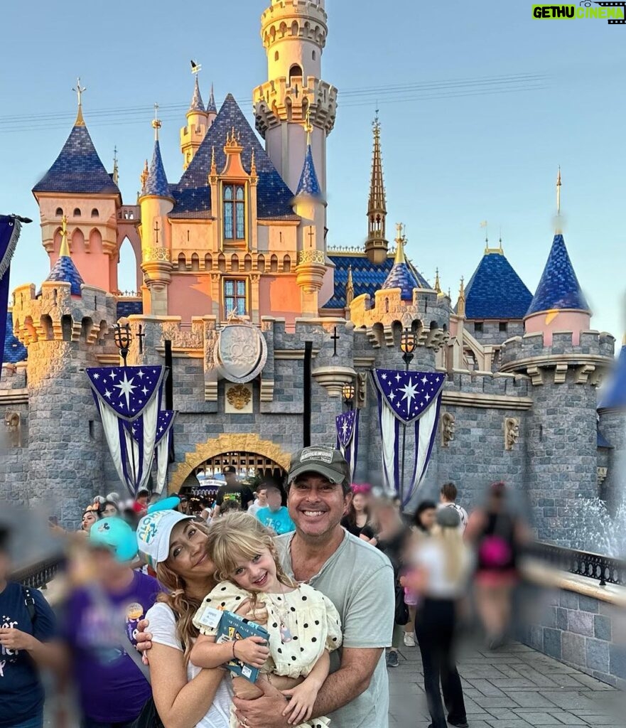 Jennifer Finnigan Instagram - Some days and some people are like food for the soul….this was one of them. A day at @disneyland with my fam and dear friends was pure joy🩷 In these dark, difficult times, I don’t take any of these moments for granted!!! EJ was in heaven—her first time at Disney! Thanks for the BEST day, sweet soul sister @samschacher and @markusbiren Love you guys!! Love that our kids love each other too!!!! @jonnysilverman 🩷🩷 Disneyland/Califonia Adventure
