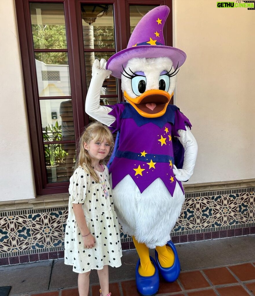Jennifer Finnigan Instagram - Some days and some people are like food for the soul….this was one of them. A day at @disneyland with my fam and dear friends was pure joy🩷 In these dark, difficult times, I don’t take any of these moments for granted!!! EJ was in heaven—her first time at Disney! Thanks for the BEST day, sweet soul sister @samschacher and @markusbiren Love you guys!! Love that our kids love each other too!!!! @jonnysilverman 🩷🩷 Disneyland/Califonia Adventure