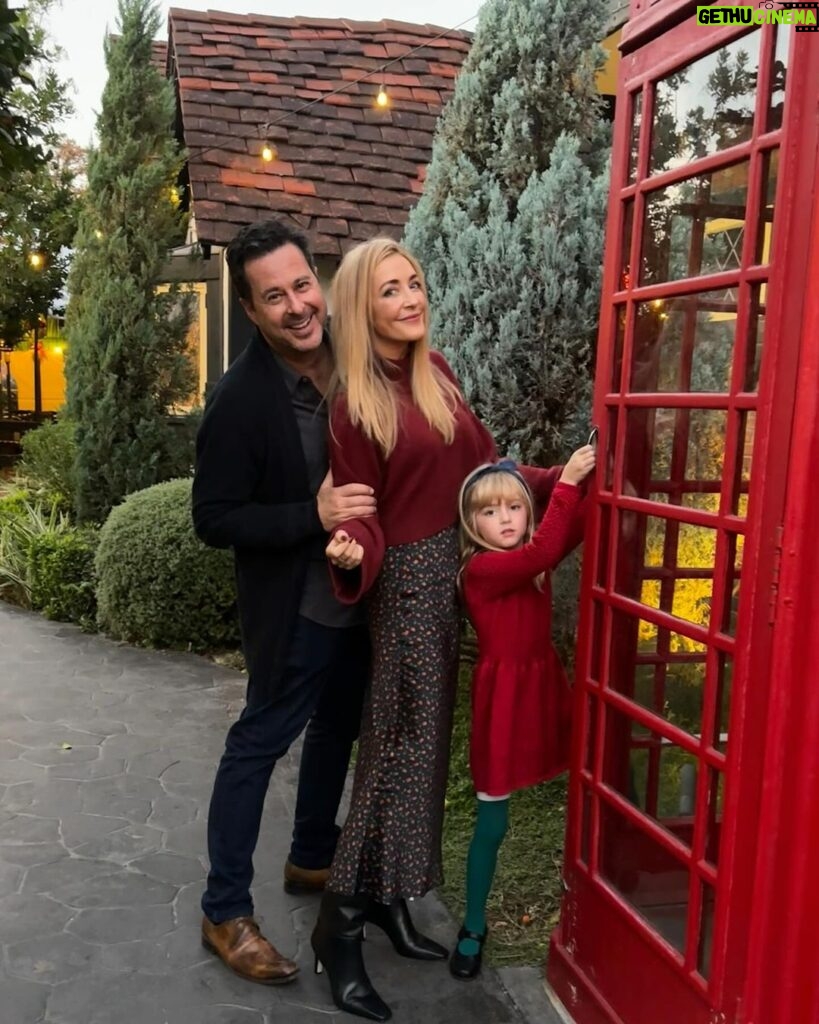 Jennifer Finnigan Instagram - Alllll the holiday fun and magic. So grateful for health and happiness going into the New Year. I’d love a nap though? Ya feel me 😝? Sending you all love and light tonight ❤️💚❤️ #merrychristmas #happyholidays #grateful Los Angeles, California