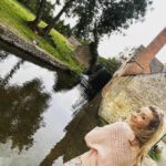 Jennifer Finnigan Instagram - Swan (ok goose) Selfie!!!!! And a bunch of postcard background pics….and more goose. #cotswolds you’re pretty as a picture (or many, many pictures)😍🇬🇧 #uk #bourtononthewater #slaughters Bourton-On-The-Water, Cotswold