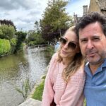 Jennifer Finnigan Instagram - Swan (ok goose) Selfie!!!!! And a bunch of postcard background pics….and more goose. #cotswolds you’re pretty as a picture (or many, many pictures)😍🇬🇧 #uk #bourtononthewater #slaughters Bourton-On-The-Water, Cotswold
