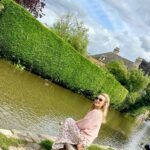 Jennifer Finnigan Instagram - Swan (ok goose) Selfie!!!!! And a bunch of postcard background pics….and more goose. #cotswolds you’re pretty as a picture (or many, many pictures)😍🇬🇧 #uk #bourtononthewater #slaughters Bourton-On-The-Water, Cotswold