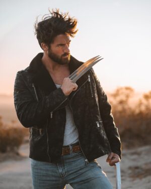Jennings Brower Instagram - “Patience isn’t my Strongest Suit.” -Wolverine❌

Who wants to make a movie?👀🎥🎬

AMAZING shots of one of my favorite superheroes, #Wolverine , by my brother @samussphoto 📸

#marvel #deadpool3 #actor #cosplay #wolverinecosplay #xmen
