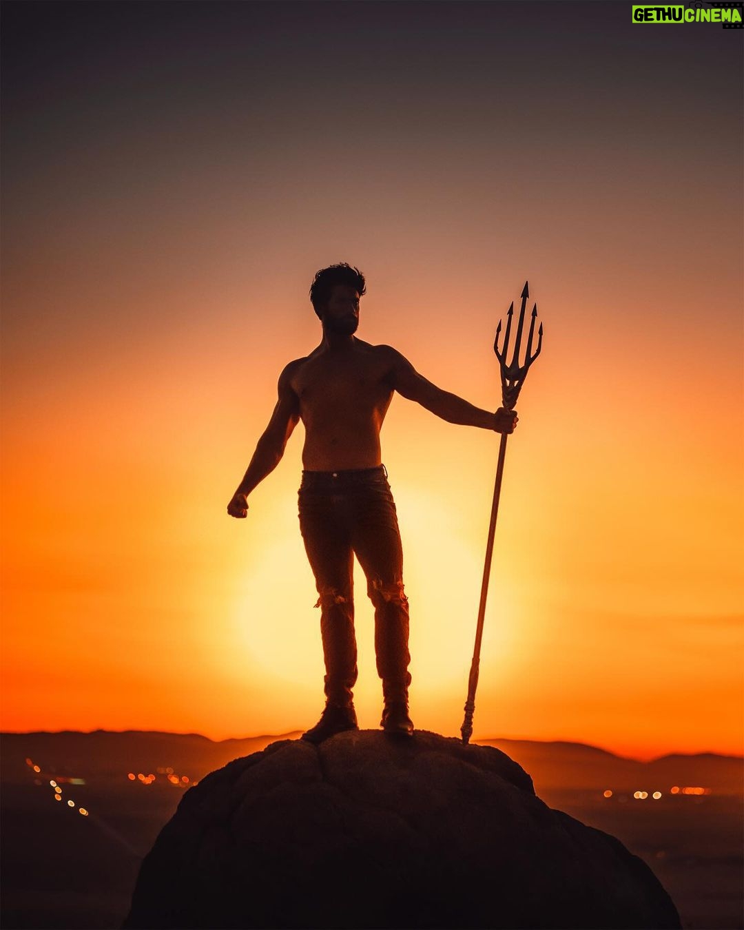 Jennings Brower - 2.7K Likes - “𝘔𝘢𝘯 𝘐’𝘮 𝘫𝘶𝘴𝘵 𝘢 𝘯𝘰𝘳𝘮𝘢𝘭 𝘥𝘶𝘥𝘦 𝘸𝘪𝘵𝘩 𝘧𝘢𝘳 𝘧𝘳𝘰𝘮 𝘯𝘰𝘳𝘮𝘢𝘭 𝘥𝘳𝘦𝘢𝘮𝘴” - Jake Miller feat. Hi-Rez (Hold On)
•
Shooting with Jennings and @benjamin_farren in the middle of nowhere, Jennings brought this awesome trident and it was such a good sunset we had to improvise this set! So Jennings got on top of these huge rocks and we shot these!
I absolutely loved the result and to think they were totally unplanned for😅
Huge shoutout to Jennings for being a legend and killing it even without a plan🙌🏻
•
In Frame: @jenningsbrower
•
•
•
#portrait_shooters #sonyalpha #sonyalphalatin @creators #portrait_trends #portraitvision_ #worldofportraits #portraitsinspire #aquamanmovie #aquamancosplay #jasonmomoa