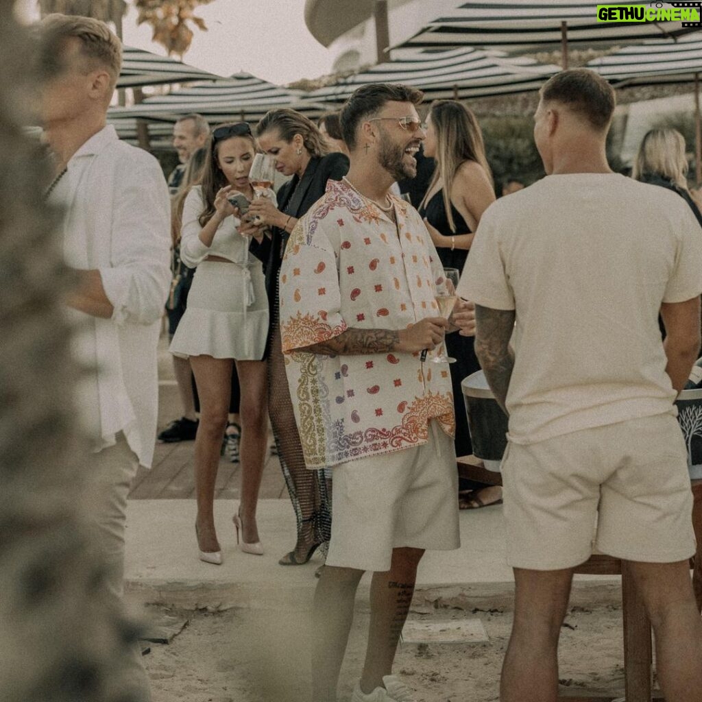 Jesús Palacios Instagram - Nido opening ‘23 🥂✔️ What a great day , another one for the books ! Thanks @guygerber for your energy 🔊🩵 Swipe to the end to see the whole @grupomoshmarbella TEAM having fun ! 🔝. #nidoestepona #grupomosh #marbella #marbellalifestyle #marbslife #catchmeifyoucan Nido Estepona