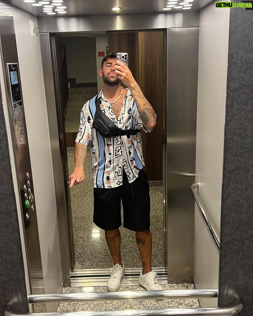 Jesús Palacios Instagram - Random photo dump 🤪 . #catchmeifyoucan 1- At my fav. spot 💀 2- Pasta al Pesto 🍝 3- Workout always 🏋️‍♂️ 4- My new home 🏡 5- Elevator selfie 🤳 6- Magic mirror 🪄 7- I was feeling this outfit 💯 8- Magic place 💫 9- Love a car selfie 🤓 10- Proverbio Japones 🉐 Marbella, Spain