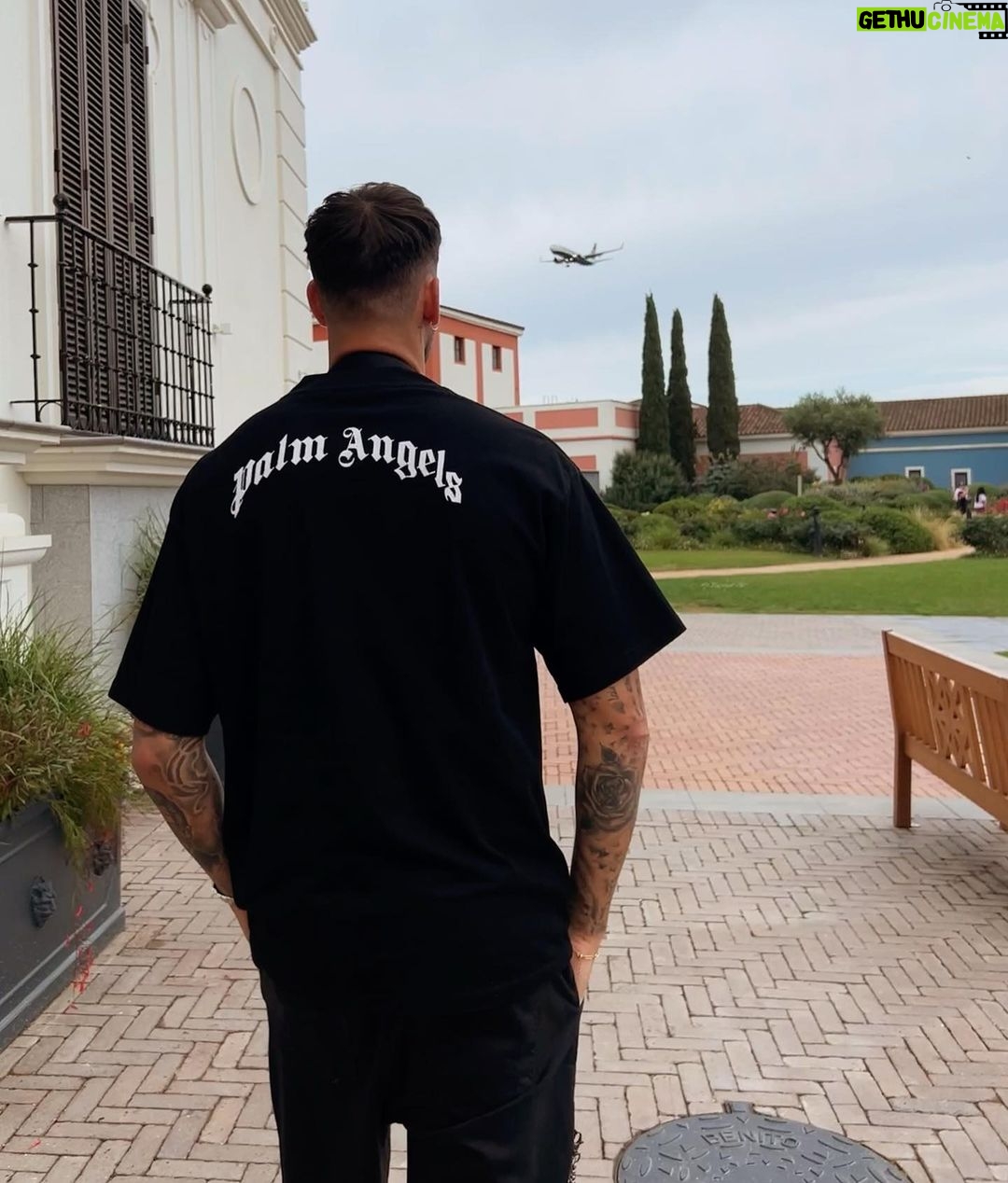 Jesús Palacios Instagram - Grey days & paper planes ✈️🤍 #catchmeifyoucan Málaga, Spain