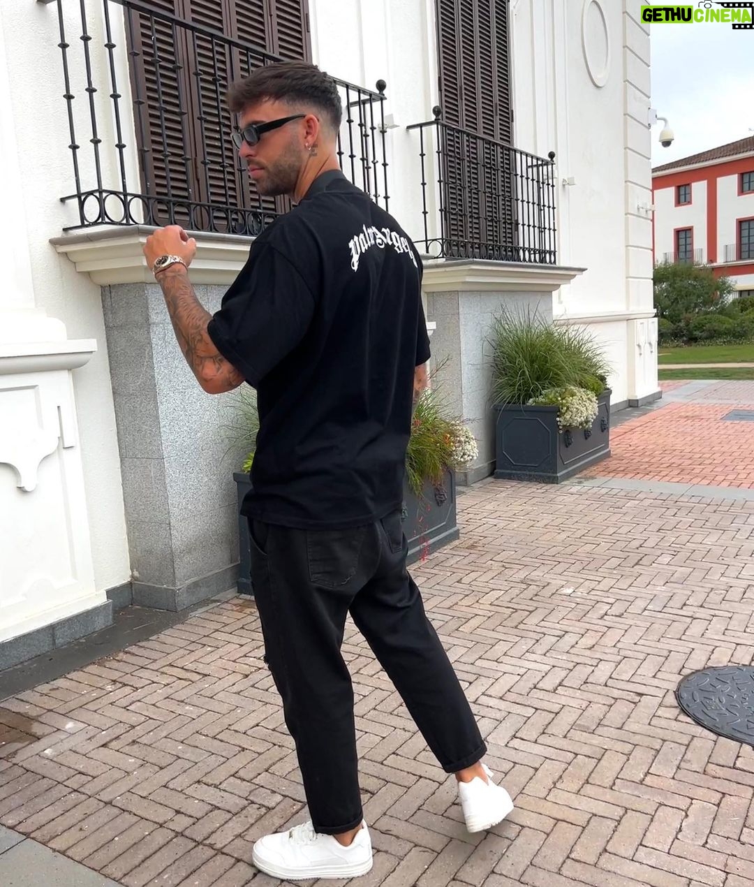 Jesús Palacios Instagram - Grey days & paper planes ✈️🤍 #catchmeifyoucan Málaga, Spain