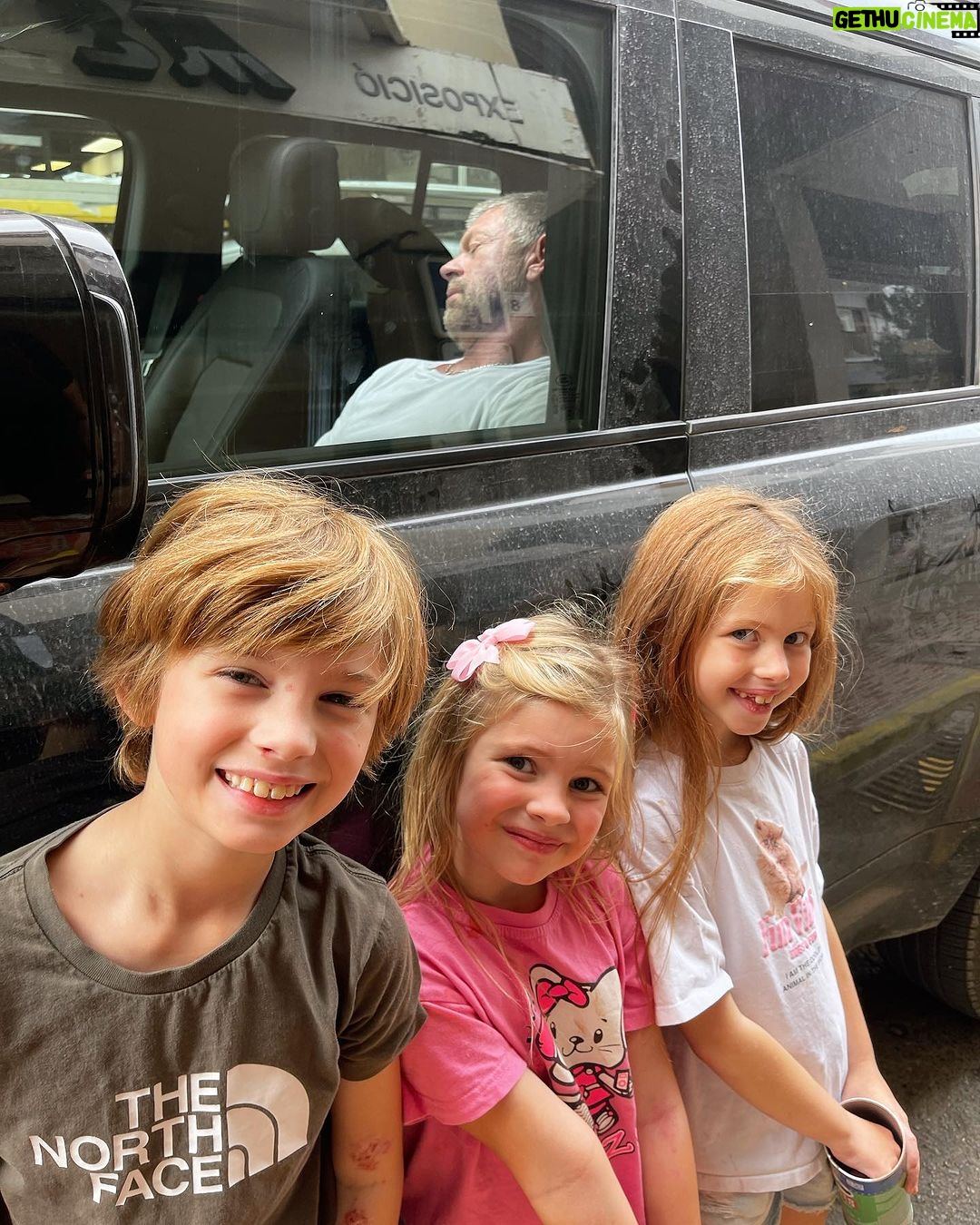 Jessica-Jane Stafford Instagram - We got suspicious when daddy went to ‘bring the car closer’ and never returned 🤣😴