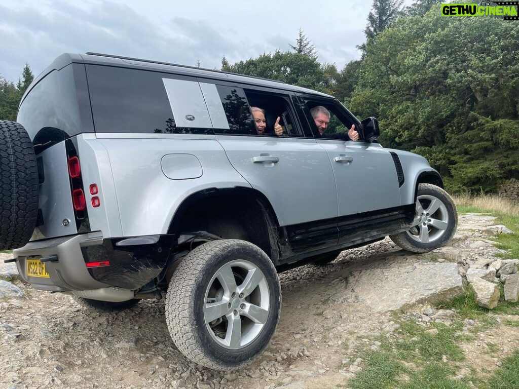 Jessica-Jane Stafford Instagram - Off roading with @landrover_uk What I’ve learnt so far, stick it in auto 👍🏻