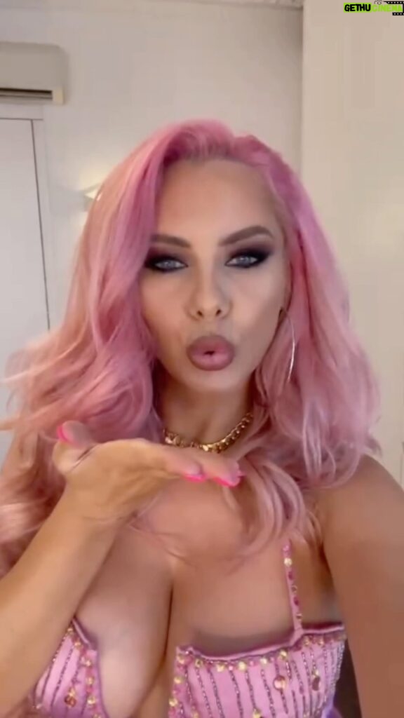 Jessica-Jane Stafford Instagram - Did Jess just dye her hair pink?…🤭 yep! Jess went pink in a matter of minutes using my Bleach Blondes Kiss of Colour - Playful Pink Treatment! 💇‍♀️ This moisturising conditioner is one of Jess’ favourites and I love how fabulous she looks with this colour! 😍🤩🥰 Anyone else brave enough to go pink for a week? 😏👀