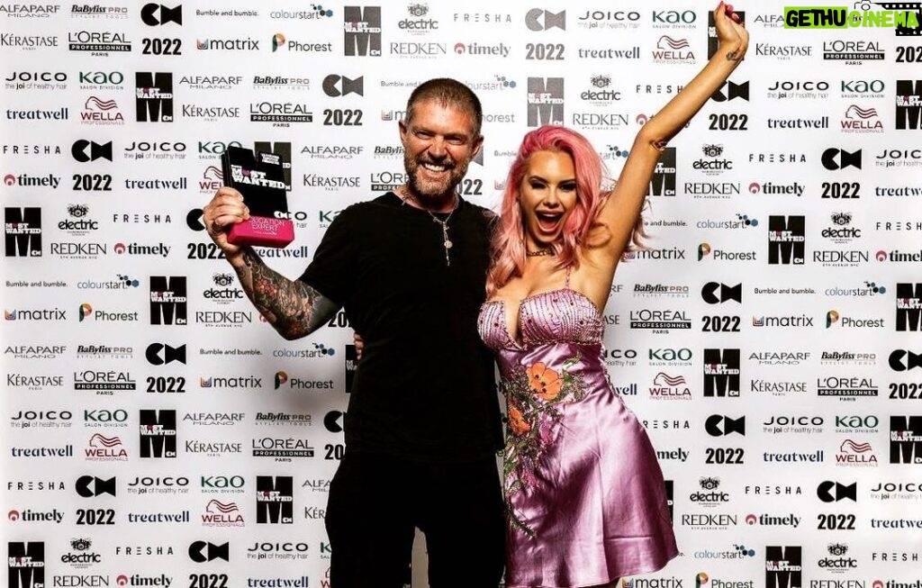 Jessica-Jane Stafford Instagram - Creative Head Award WINNER baby!! 🏆 And yes, my arm does bend the wrong way 🤣