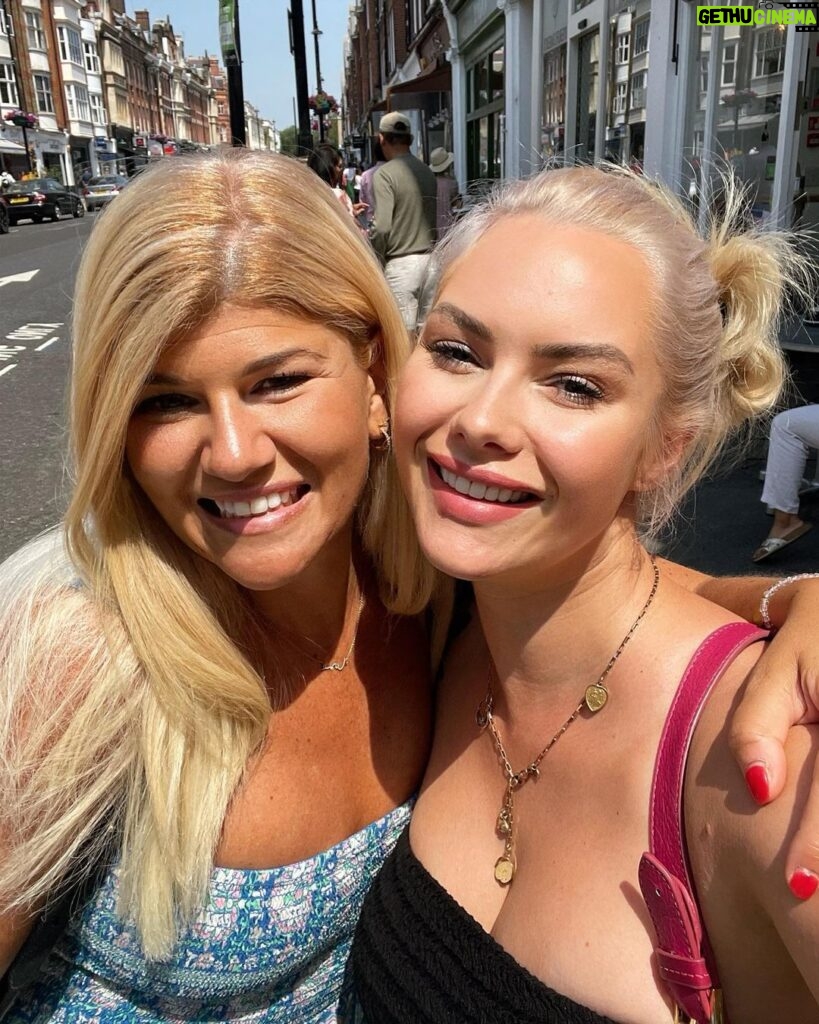 Jessica-Jane Stafford Instagram - Anyone who has this beautiful soul in their lives has hit the friendship jackpot. @carlymoosah you are the rarest of gems and you fill my heart and soul with so much joy, laughter and calmness. I don’t think you realise how incredible you are and that makes you even more beautiful. Love you to the moon and back 🥰🥰🥰