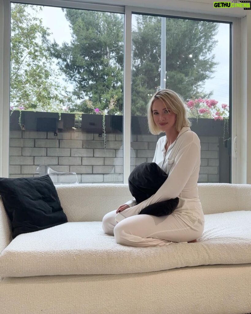 Jessica Cook Instagram - Pajama party, all day long. @cozyearth #SleepCozyEarth Use code: JESSICAC40 to get 40% off your order. https://glnk.io/182l/jessicamcook