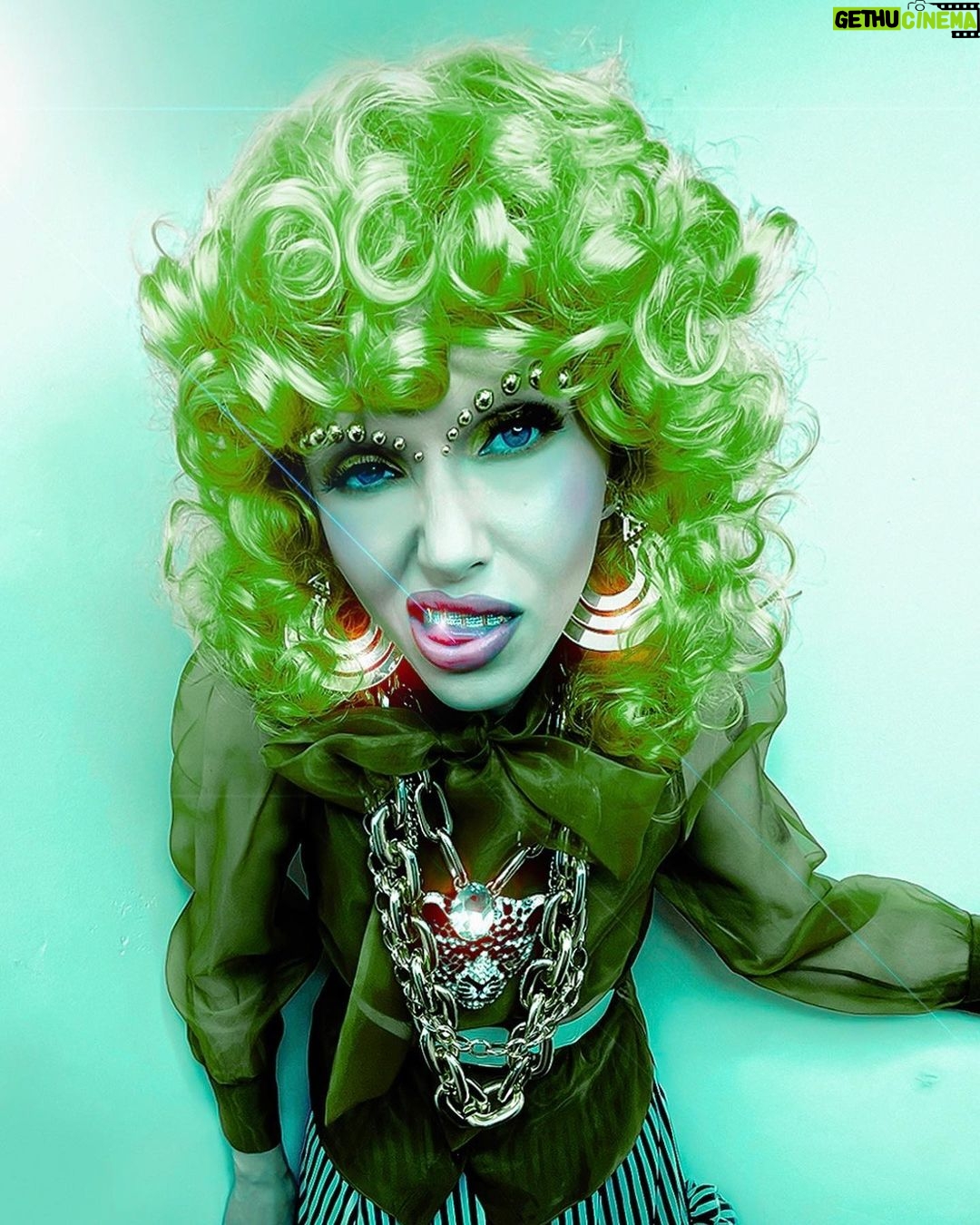 Jessica Cook Instagram - D.A.N.K “Potz of Gold” Created by: @raquelhoque Model: @jessicamcook
