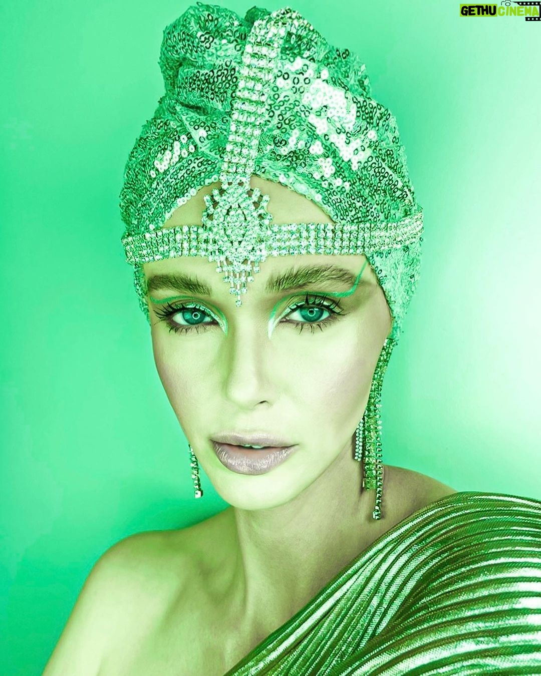 Jessica Cook Instagram - D.A.N.K “Potz of Gold” Created by: @raquelhoque Model: @jessicamcook